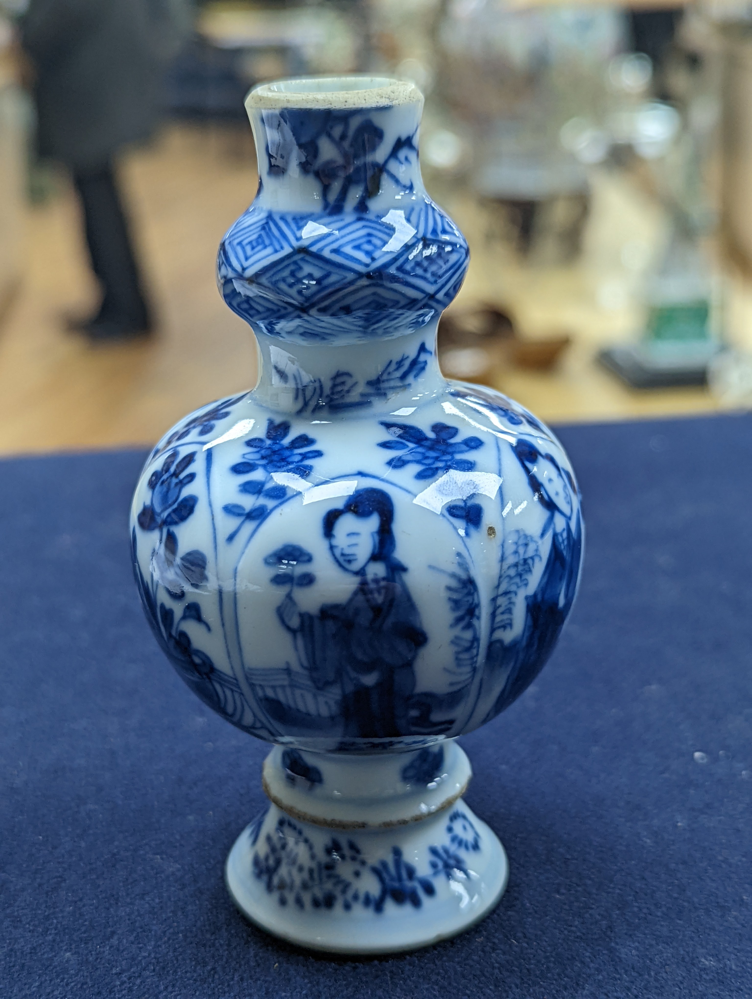 A Chinese Kangxi blue and white garlic neck vase, rim reduced 11cm